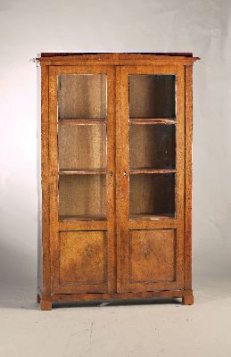 Büchervitrine, Biedermeier, um 1830, Nußbaumfurnier, zweitürig sechsfach verglast, mit Einlegeböden, ca. 185 x 119 x 41 cm, EZ 2 -3