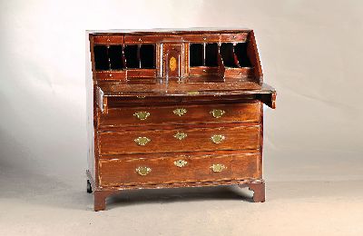 Schrägklappensekretär, England, um 1840, Mahagonifurnier, 5 Schubladen, aufwendige Messingbeschläge, hinter Schrägklappe Sekretäreinteilung mit ...