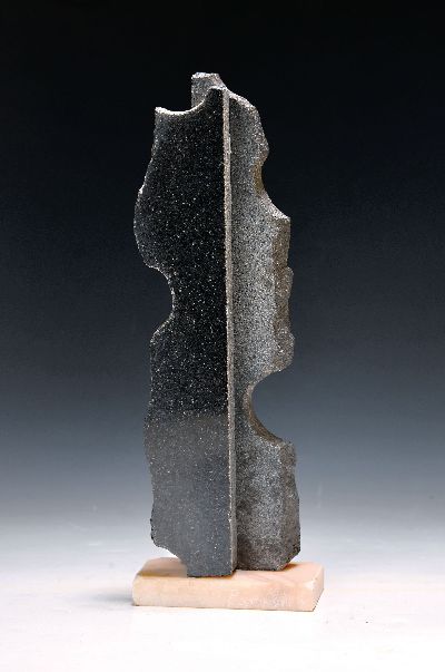 Zwei Figuren, Shona-Kunst, Simbabwe, Stein behauen: a. Skarabäus, PIllendreher, gehauen, auf heller Steinplatte, ca. 11 x 20 x11.5 cm, b. ...