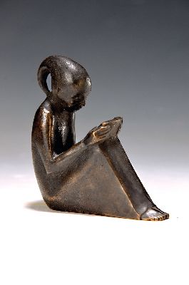 Bronzefigur, sitzendes Mädchen, 2. Hälfte 20. Jh., lesendes Mädchen, Bronze patiniert, unsigniert, ca. 11 x 10 x 4 cm