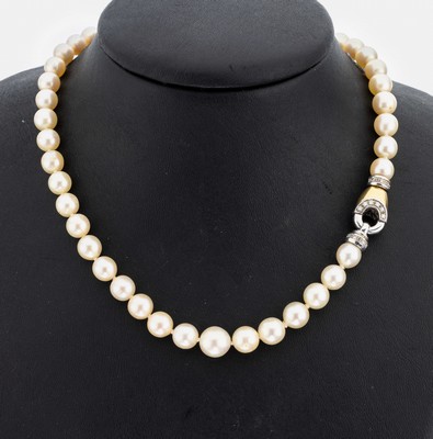 Perl-Collier mit 18 kt Gold Brillant -Schmuckschließe, WG/GG 750/000, Akoyazuchtperlen, D. ca. 6.4-7.4 mm, im Verlauf, Steckschließe mit 24 ...