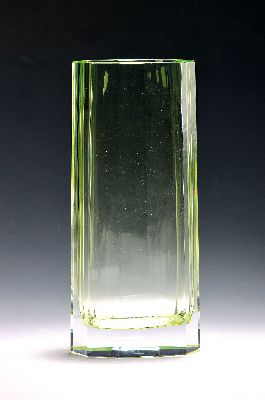 Hohe Vase, Moser Karlsbad, Uranglas-Überfang über farblosem Kristallglas, 10-fache Facettierung, am Boden signiert, H. ca. 32 cm
