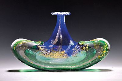 Große Künstlervase, wohl Murano, unleserlich signiert, ungewöhnliche Ankerform, farbloses Glas, mit grünen, blauen und weißen Einschmelzungen, ...
