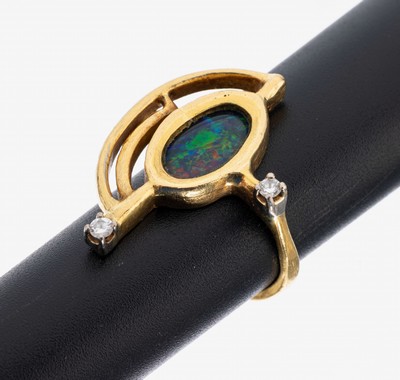 18 kt Gold Opal-Brillant-Ring, GG/WG 750/000, qualitätvolle Verarbeitung, abstraktes Design, mittig ovale Opal -Triplette, 2 in WG gefasste ...