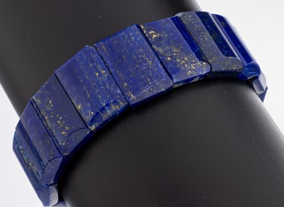 Lapislazuli-Armband, Lapislazuli-Glieder mit Pyrit-Einschlüssen, auf elastischem Gummiband, D. ca. 5.7 cm, ca. 49.8 g