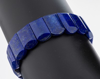 Lapislazuli-Armband, Lapislazuli-Glieder mit Pyrit-Einschlüssen, auf elastischem Gummiband, D. ca. 5.5 cm, ca. 45.4 g
