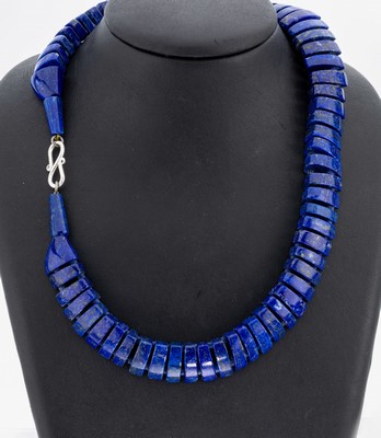 Lapislazuli-Collier, abgerundete Glieder, Rondelle als Zwischenglieder, dadurch sehr anschmiegsam, stil. Schlange, D. ca. 16 cm (L.ca. 48 cm), ...
