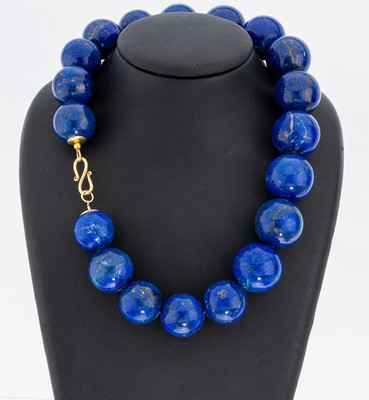 Lapislazuli-Collier, Lapislazuli-Kugeln im Verlauf, D. ca. 21.1-25.7 mm, L. ca. 50 cm, S-Schließe Silber verg., ca. 415 g