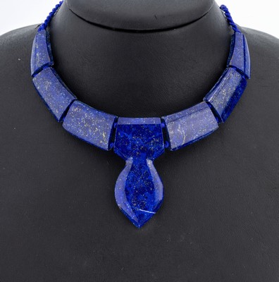 Lapislazuli-Collier, 7-tlg. Mittelteil, Lapislazuli-Glieder mit Pyriteinschlüssen, an dunkelblauem Stoffband, stufenlos verstellbar