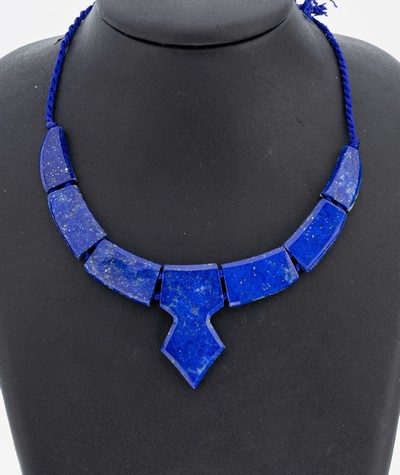 Lapislazuli-Collier, 7-tlg. Mittelteil, Lapislazuli-Glieder mit Pyriteinschlüssen, an dunkelblauem Stoffband, stufenlos verstellbar