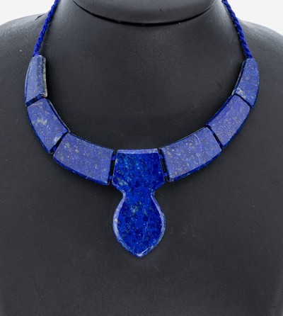Lapislazuli-Collier, 7-tlg. Mittelteil, Lapislazuli-Glieder mit Pyriteinschlüssen, an dunkelblauem Stoffband, stufenlos verstellbar