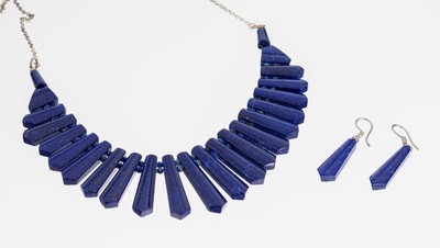 Lapislazuli-Schmuckset, best. aus: 1 Collier, Mittelteil aus Lapislazuli-Stäben im Verlauf, Kette, versilbert, L. variabel ca. 56-61 cm, ...