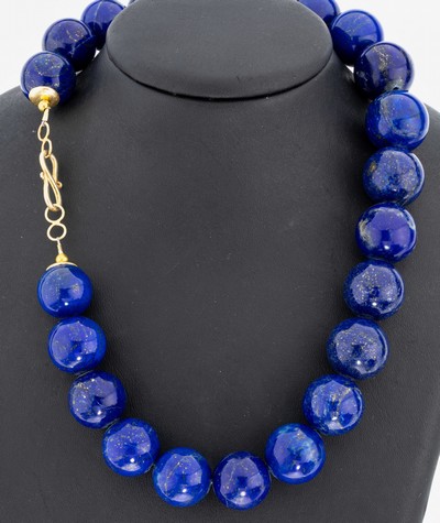 Lapislazuli-Collier, Lapislazuli-Kugeln im Verlauf, D. ca. 17.4-19.5 mm, L. ca. 47 cm, S-Schließe Silber verg., ca. 236 g