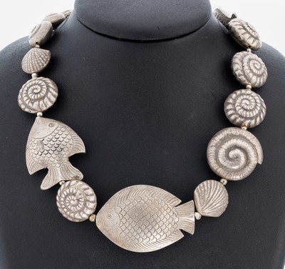 Collier, wohl Indien, Silber gepr., Gliederim Verlauf, in Form von Muscheln und Fischen, L. ca. 63 cm, S-Schließe 925er Silber mit kl. ...