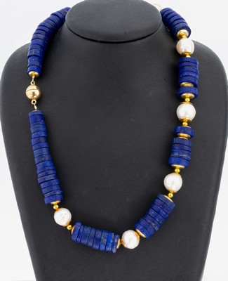 Lapislazuli-Perl-Collier, Lapislazuli- Scheiben in versch. Größen, 7 l. unrunde Zuchtperlen, D. ca. 12.6-14 mm, Zwischenglieder Messing vergoldet, ...