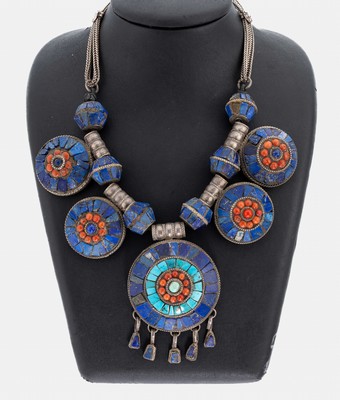 Lapislazuli-Korallen-Türkis-Collier, Nepal 1950/60er Jahre, Silber gepr., Mittelteil aus 56 gr. runden Gliedern, auf Lederband gezogen, L. ca. 43 ...