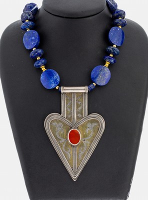Lapislazuli-Collier, Mittelteil, Silber teilverg., wohl Turkmenistan, Form einer Pfeilspitze, ovale Karneol-Platte, Kette aus Lapislazuli-Gliedern ...