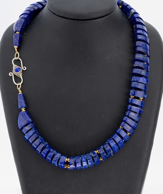 Lapislazuli-Collier, abgerundete Zwischenglieder, sehr anschmiegsam, Zwischenglieder teilw. Messing verg., S- Schließe 925er Silber, L. ca. 50 cm