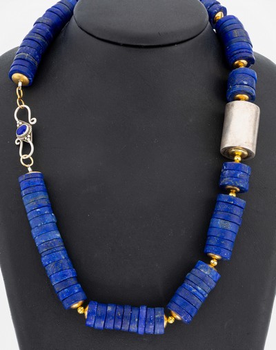 Lapislazuli-Collier, Lapislazuli-Scheiben, Mittelteil mit Silber-Trommel, ZwischengliederMessing verg., L. ca. 52 cm, Schließe 925er Silber