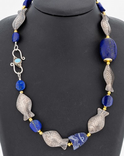 Lapislazuli-Collier, Silber gepr., Glieder in Form von Fischen, Lapislazuli-Glieder in versch. Größen und Formen, Zwischenglieder Messing verg., ...