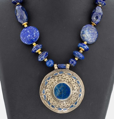 Lapislazuli-Collier, gr. Mittelteil, Silbergepr., Kette aus Lapislazuli-Gliedern in versch. Größen und Formen, teilw. facett., Zwischenglieder ...