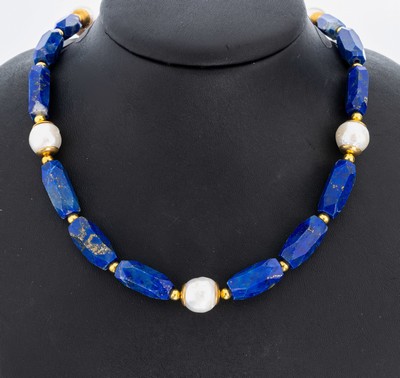 Lapislazuli-Perl-Collier, längliche facett.Lapislazuli-Glieder, unrunde Zuchtperlen, D. ca. 11.4-12 mm, Zwischenglieder Messing verg.,L. ca. 52.5 ...