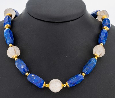 Lapislazuli-Bergkristall-Collier, länglichefacett. Lapislazuli-Glieder, 5 geriefte Bergkristalle, Zwischenglieder Messing verg., L. ca. 48 cm, ...