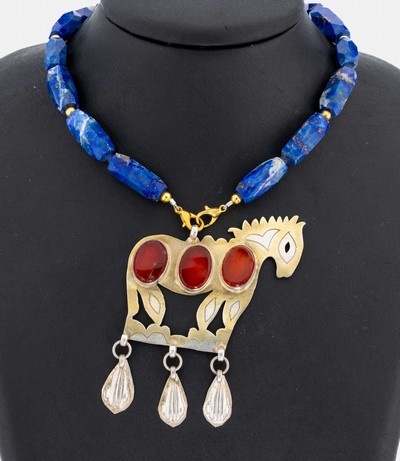 Lapislazuli-Collier, längliche facett. Lapislazuli-Glieder, Zwischenglieder verg., Mittelteil in Form eines Pferdes mit 3 Karneolen, 1 x rissig, ...