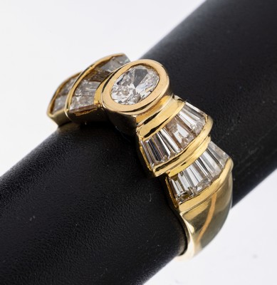 18 kt Gold Diamant-Ring, GG 750/000, Aufbauin mehreren Ebenen, ovalfacett. Diamant ca. 0.30 ct Weiß/si, 18 Diamantbaguettes zus. 0.95ct Weiß/si, ...