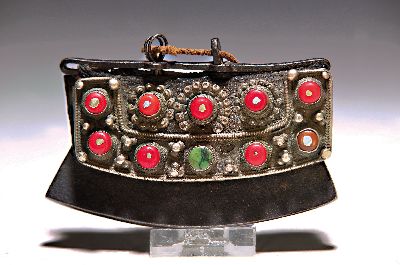 Feuersteintasche, Tibet, wohl 19. Jh., Silberbeschlag mit üppigem Besatz von rotem und grünem Stein, eine Fehlstelle, Ledertasche repariert, ca. ...