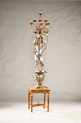 Großer Figurenleuchter auf Hocker/Postament, nach venezianischem Vorbild, 2. Hälfte 20. Jh., Bacchant mit 7-flammigem Leuchter, Holz geschnitzt und ...