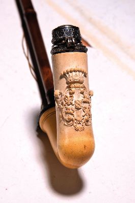 Meerschaumpfeife mit österreichischem Grafenwappen, Wien, 1807-66, Pfeifenkopf aus Meerschaum, Silbermontur 13 Lot, Silberpunze Wien 1807-66, ...