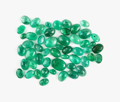 Lot lose Smaragde zus. ca. 33.17 ct, ovale Cabochons in versch. Größen und Farbnuancen