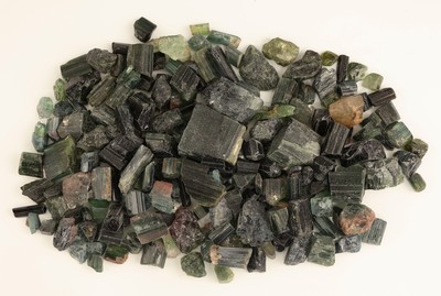 Lot lose Turmalin-Rohsteine ca. 1443 ct, versch. Größen, Formen