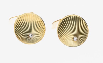 Paar 14 kt Gold Manschettenknöpfe, ca. 10.9 g, GG 585/000, 2 kleine 8/8 Diamanten, strahlenförmig graviert