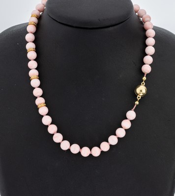 Korallen-Brillant-Collier, Engelhautkorallen-Kugeln, D. ca. 7.7 mm, 8 GG Zwischenglieder mit Brillanten zus. ca. 0.40 ct Weiß/p, L. ca. 42 cm, ...