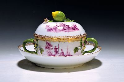 Kleine Deckelterrine mit Presentoir, Meissen, um 1745-50, Entwurf J.J. Kaendler, sieben figürliche Szenerien in feiner purpurfarbener ...