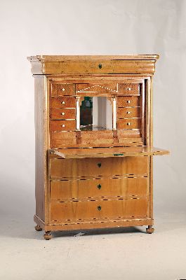 Standsekretär, Biedermeier, um 1820/30, Nußbaumfurnier, mit stehender Klappe, sehr dekoratives Innenleben, großes furniertes Freifach mit ...