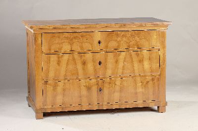 Biedermeier Kommode, um 1820/30, Nußbaumfurnier, 3 Schubladen, auf Pfostenfüssen, Schellack handpoliert, 2 Schlüssel, ca. 74 x 134 x 58 cm, EZ 2