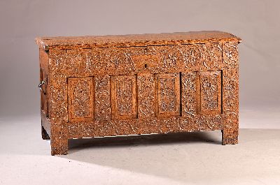 Barock-Truhe, um 1750, Eiche massiv, reiche Reliefschnitzerei, unterteilt in 4 Kassetten, auf Stollenbeinen, orig. Zangenschloss und orig. ...