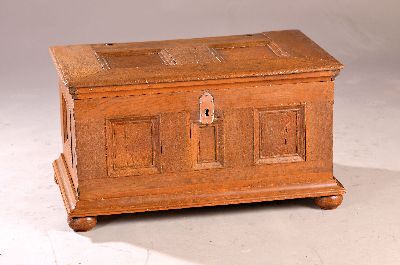 Kleine Barock-Truhe, um 1750, Eiche massiv, Deckelfront und Seiten mit Kassettenfüllungen,offenes Zangenschloss mit Schlüssel, Holz in schöner ...