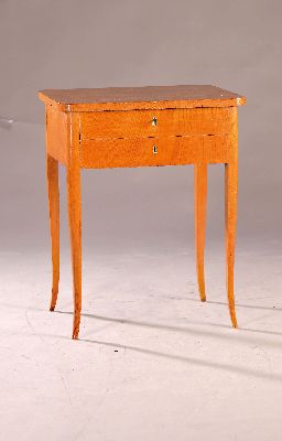 Elegantes Biedermeier Beistelltischchen, um 1830, in Eschefurnier, 2 Schubladen, auf geschwungenen Beinen, Schubladen ohne Schloss, Schellack ...