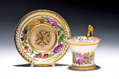 Empiretasse mit Untertasse, KPM Berlin, um 1800, Porzellan, umlaufende bemalte Blumengirlande, reiche Goldstaffage und Goldbordüren, Perlränder, ...