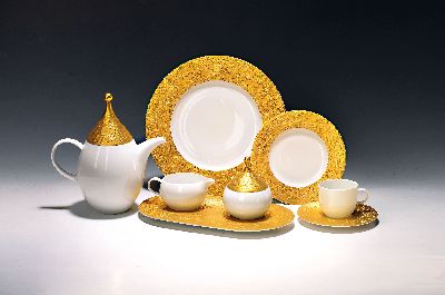 Kaffeeservice, Rosenthal, Dekor Zauberflöte Sarasto, Entwurf Björn Wiinblad, reich reliefiert und teilvergoldet, Kaffeekanne, sechs Tassen mit ...