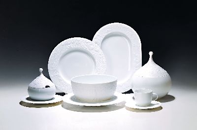 Speiseservice, Rosenthal, Dekor Zauberflöte Sarasto, Entwurf Björn Wiinblad, reich reliefiert, 6 flache Teller, 6 Dessertteller, eine ovale Platte, ...