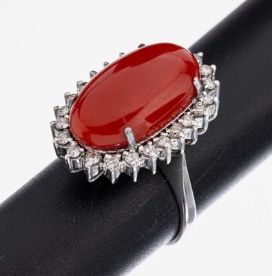 18 kt Gold Korallen-Brillant-Ring, WG 750/000, mittig ovaler Korallen-Cabochon von sehr guter Farbe ca. 14.0 ct, umgeben von 24 Brillanten zus. ca. ...