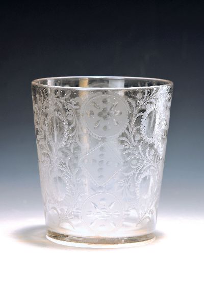 Großer Barockbecher aus Glas, wohl Dresden, um 1720/30, farbloses Glas, geschnittener Dekor mit Rauten und Kreisen, Blättern und Blüten, H. ca. 15 ...