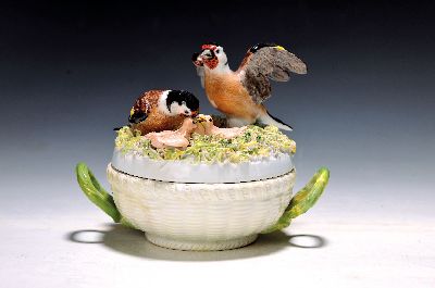 Deckeldose in Nestform, Meissen, um 1750, Porzellan, Korbrelief mit zwei Asthenkeln, Deckel mit vollplastischen Stieglitzen, zwei Elternvögel ihre ...