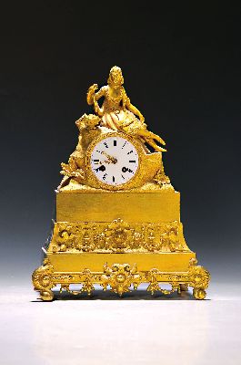 Pendule, Frankreich, um 1840/50, vergoldetes u. verziertes Bronzegehäuse, Sockel mit Rocaillen u. Girlanden, Rück- und Seitenteile nachgedunkelt, ...