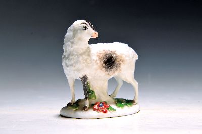 Porzellanfigur, Meissen, um 1750, stehendes Schaf, Entwurf J.J. Kaendler um 1747, mit Blumen und Blättern applizierter Sockel, Fladenboden ohne ...